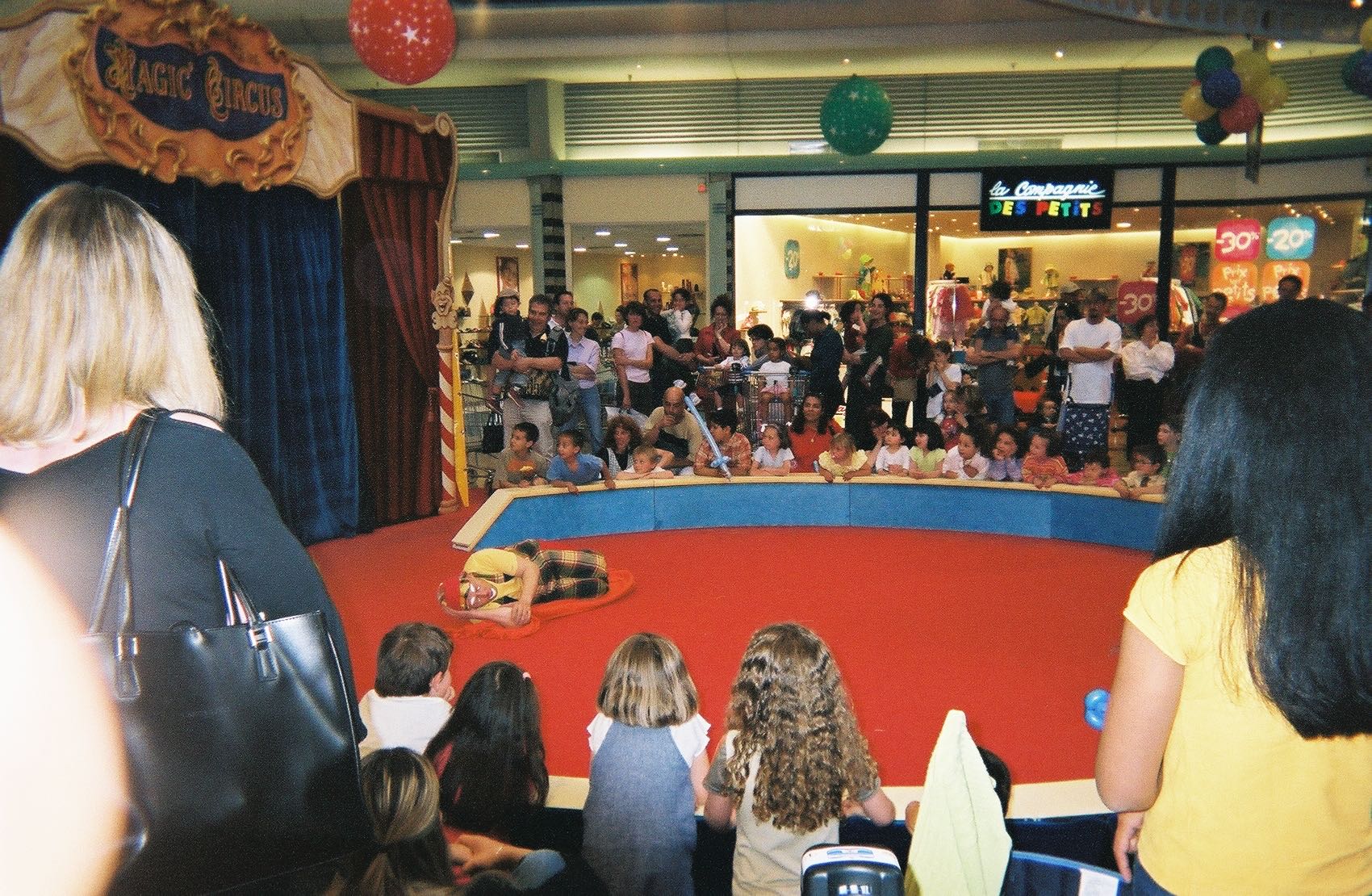 petite piste de cirque, location mini-cirque, animation école de cirque, spectacle, gradins, location