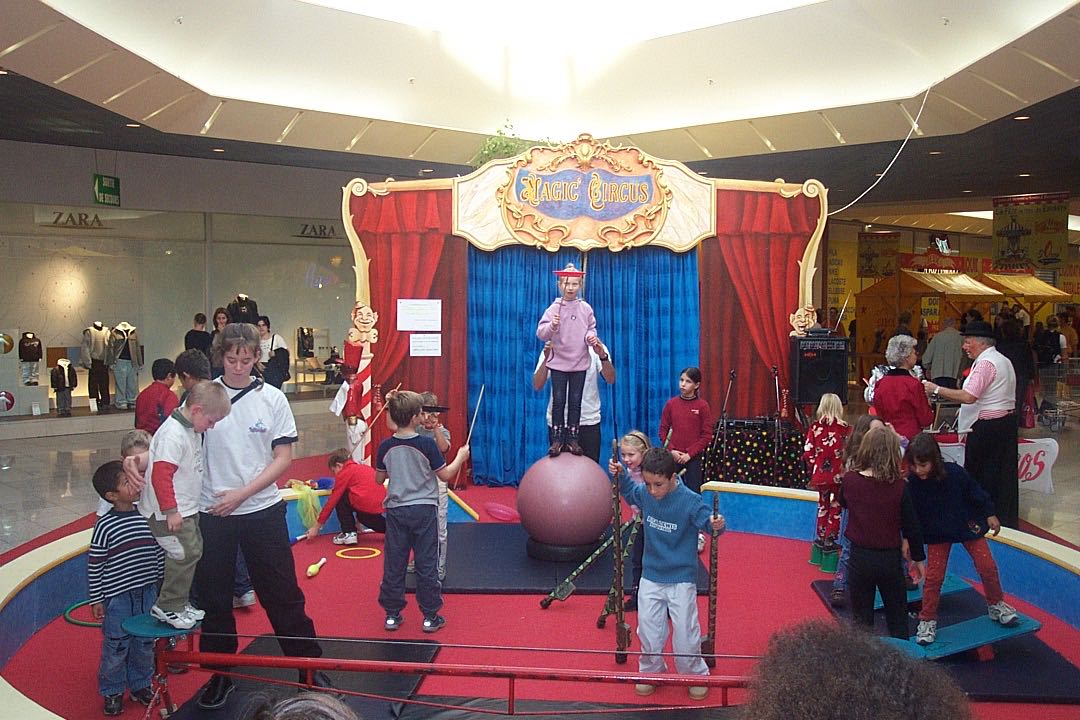 petite piste de cirque, location mini-cirque, animation école de cirque, spectacle, gradins, location, animation centre commercial